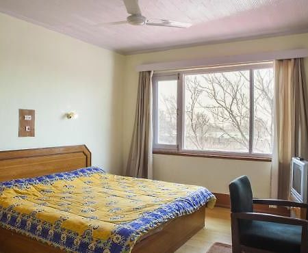 Hotel Pamposh Srīnagar Eksteriør billede