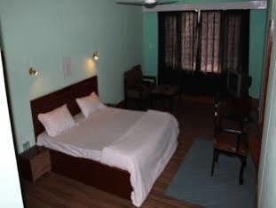 Hotel Pamposh Srīnagar Eksteriør billede